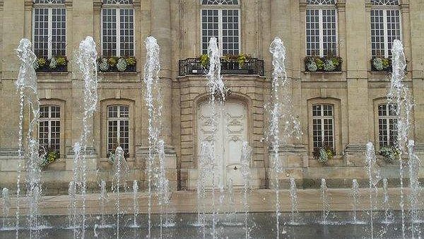 Illustration - Place de l’Hôtel de Ville - Beauvais : miroir d’eau, mon beau miroir d’eau...