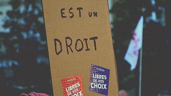 Illustration - Droit à l’avortement : le Sénat à la traîne