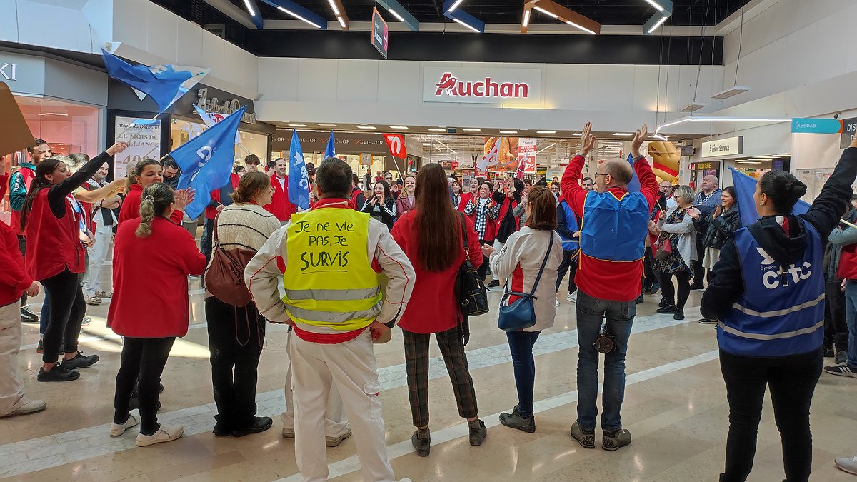Illustration - débrayages pour les salaires chez Auchan