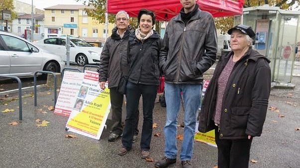 Illustration -  Adèle Kopff, tête de la liste drômoise de Lutte Ouvrière, à la rencontre des Romanais