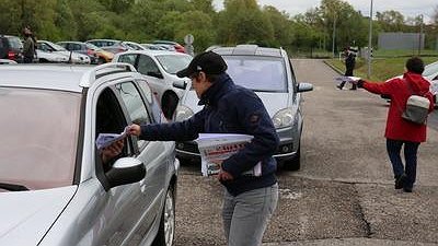 Illustration - Des tracts à la sortie de l'usine