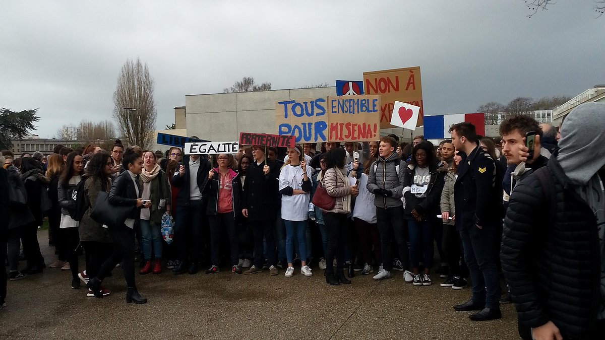 Illustration - Les lycéens contre l'expulsion de leur camarade Missena