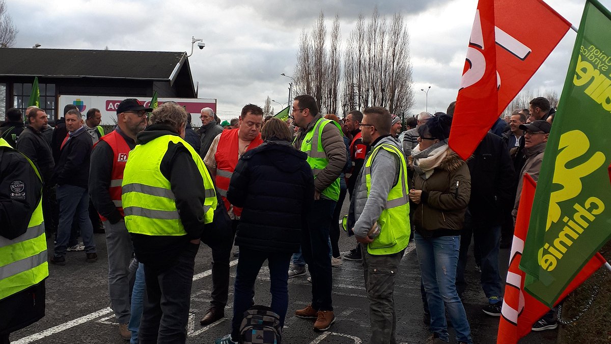 Illustration - 24 décembre : une manifestation réussie devant la cristallerie