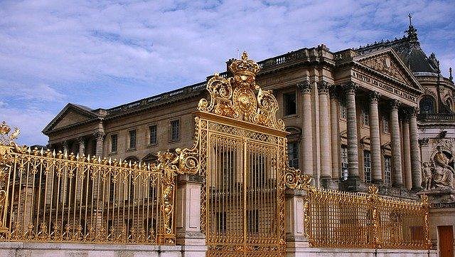 « Choose France » : Les grands patrons sous les ors de Versailles