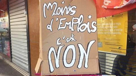 Illustration - Poste du Rond-point : : « Moins d’emplois, c’est non ! »