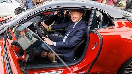 Illustration - Ils se font mousser sur le dos des travailleurs