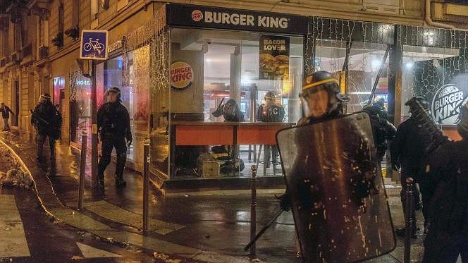 Illustration - Police : payée pour bastonner