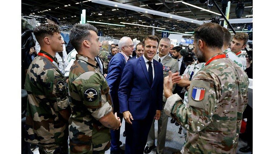 Macron s'en va en guerre... pour la paix bien sûr