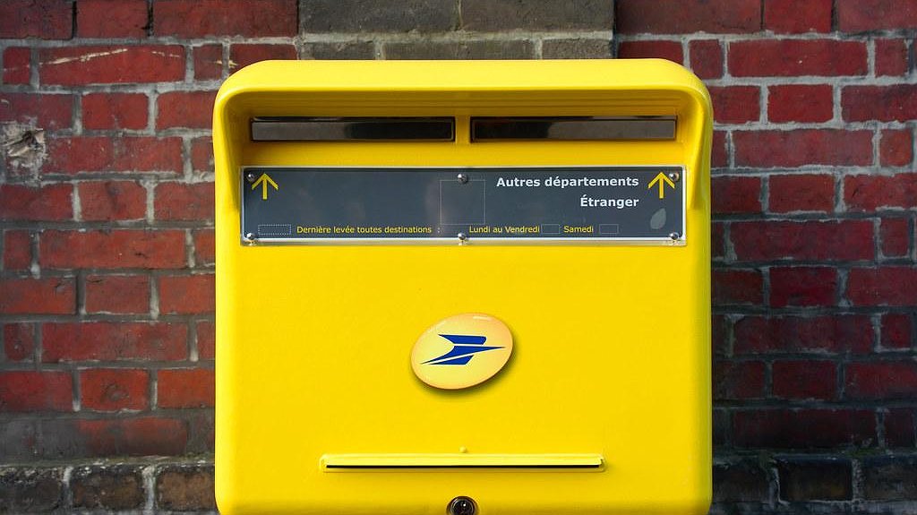 Illustration - La Poste : complètement timbrée !