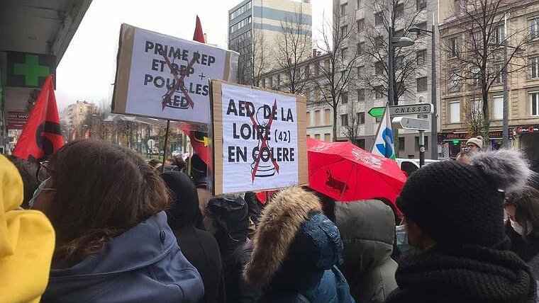 Illustration -  AED : des contrats au rabais