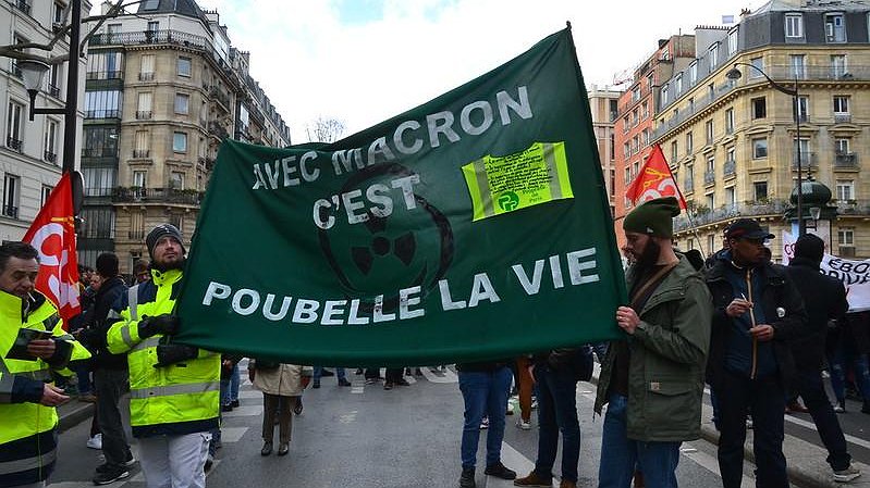 Illustration - Retraite : les travailleurs font grève, les ordures se font entendre