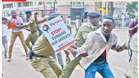 Illustration - Ouganda : matraques et pétrole sont les mamelles de Total