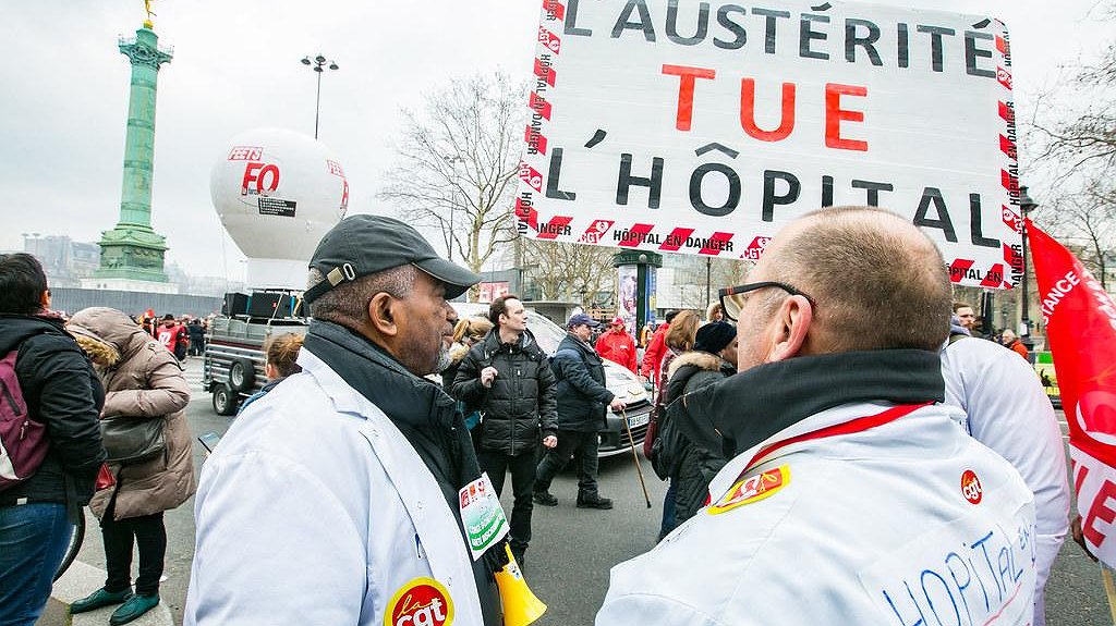 Illustration - Hôpitaux publics : sous respirateur artificiel
