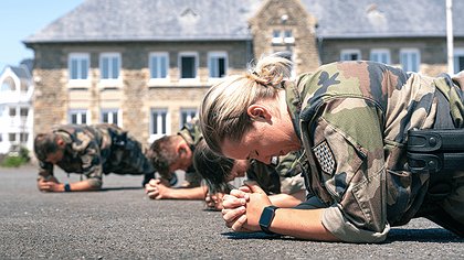 Illustration France Travail au garde-à-vous