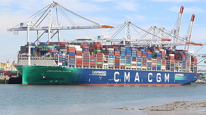 Illustration Politiciens et ministre ventre à terre pour servir les milliardaires