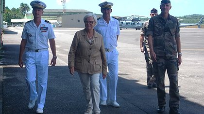 Illustration visite de la ministre des armées = ras le bol !