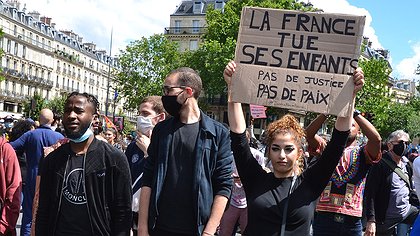 Illustration La dictature, c’est ferme ta gueule ; la démocratie, c’est cause toujours