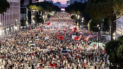 Illustration jeunesse étudiante dans la rue
