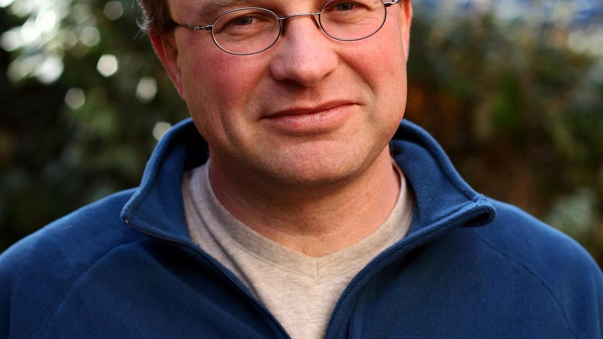 Illustration - Jean-Pierre Mercier, numéro deux de la liste Lutte ouvrière aux européennes, présent à la fête de LO à Metz dimanche 3 mars