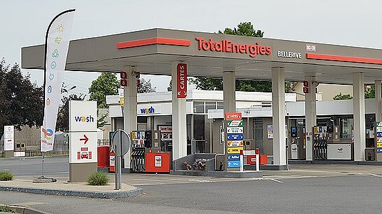 Illustration Essence : à bas les profiteurs de guerre ! Augmentation des salaires !