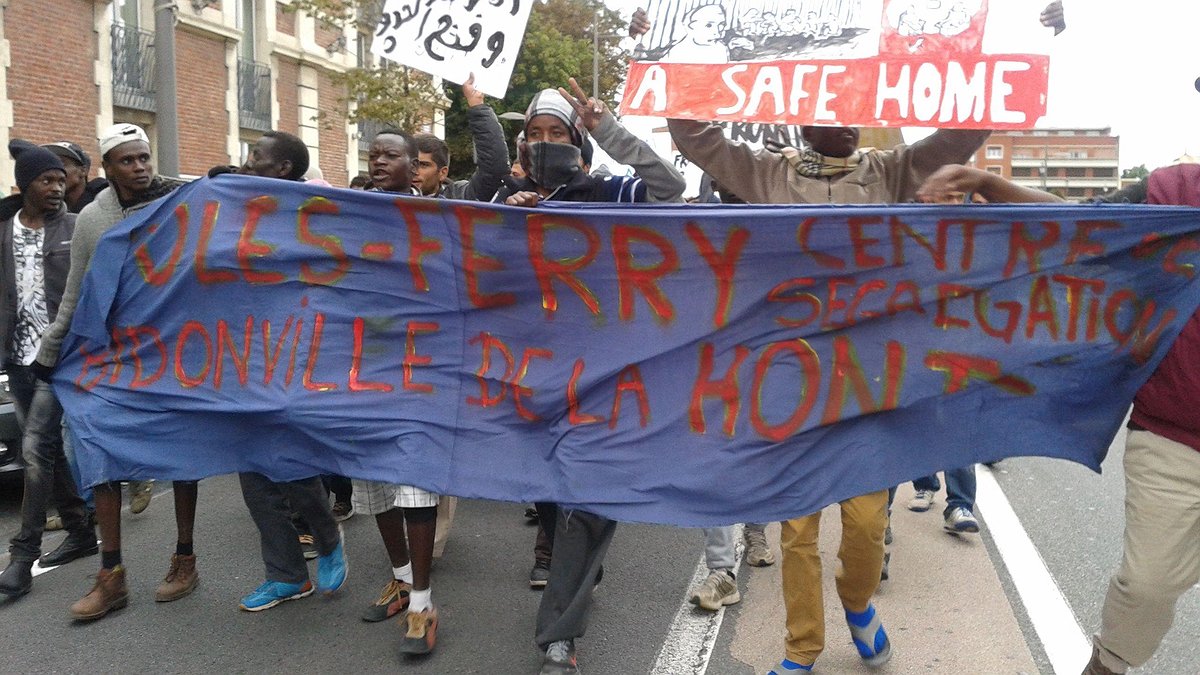 Illustration - les réfugiés manifestent contre le bidonville de la honte