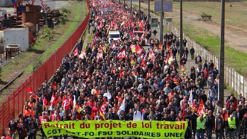 Illustration - dans la rue malgré l’interdiction de manifester
