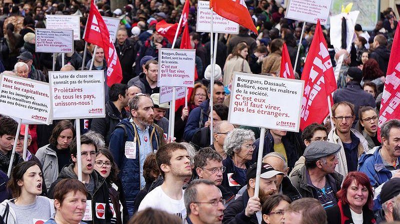 Illustration - Pendant que le bateau coule, le spectacle continue