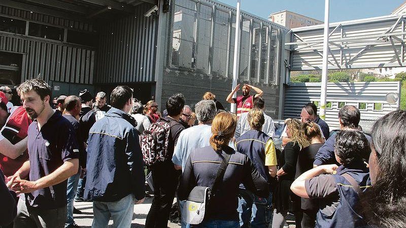 Illustration - des facteurs en colère et en grève