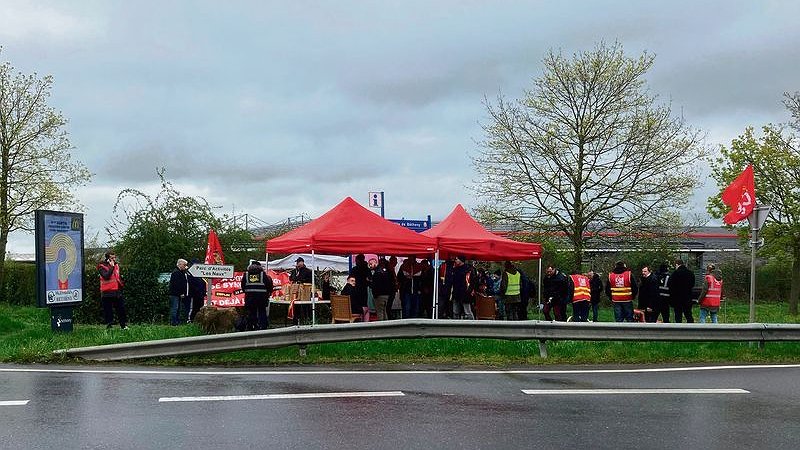 Illustration - les ouvriers se battent pour leurs salaires